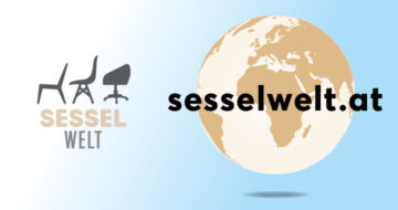 Logo-Grafik von „Sesselwelt“ mit drei stilisierten Stuhl-Silhouetten links neben dem Schriftzug „SESSEL WELT“. Rechts daneben steht „sesselwelt.at“ vor einer stilisierten Weltkugel in Beige- und Blautönen.